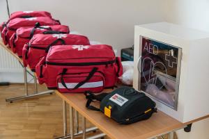 V Hotemažah nov polavtomatski defibrilator AED 1